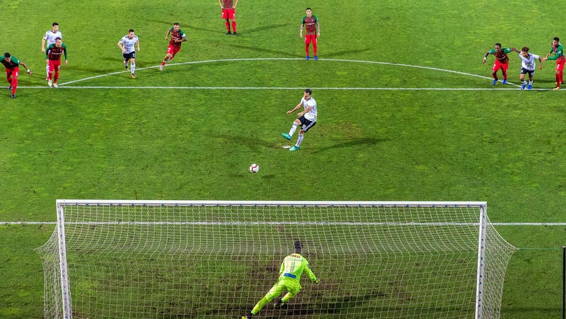Imagem de Benfica vence Marítimo com penálti de Jonas