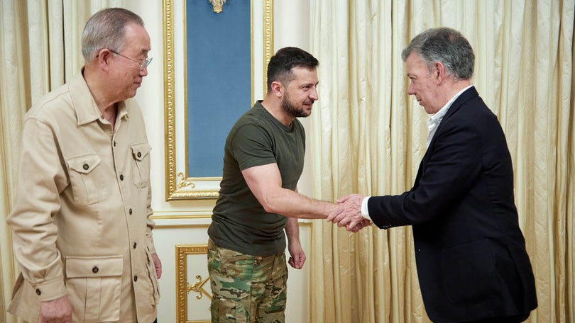 Imagem de Zelensky pede a ucranianos em território ocupado que evitem bases militares russas
