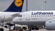 Covid-19: Lufthansa vai cortar 1.000 postos administrativos e 20% dos cargos de gestão