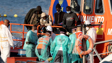 Imagem de Cem migrantes resgatados no mar de Canárias
