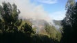 Fogo continua a consumir zonas altas da Ribeira Brava