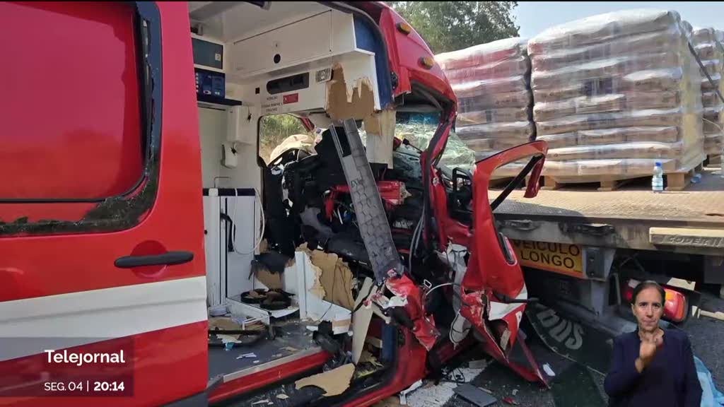 Acidente entre ambulância e camião fez três feridos graves