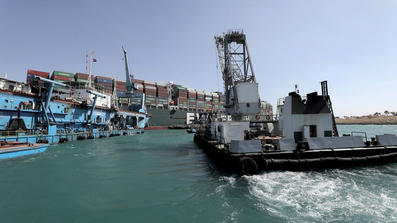 Imagem de Libertados leme e hélice de porta-contentores encalhado no Suez