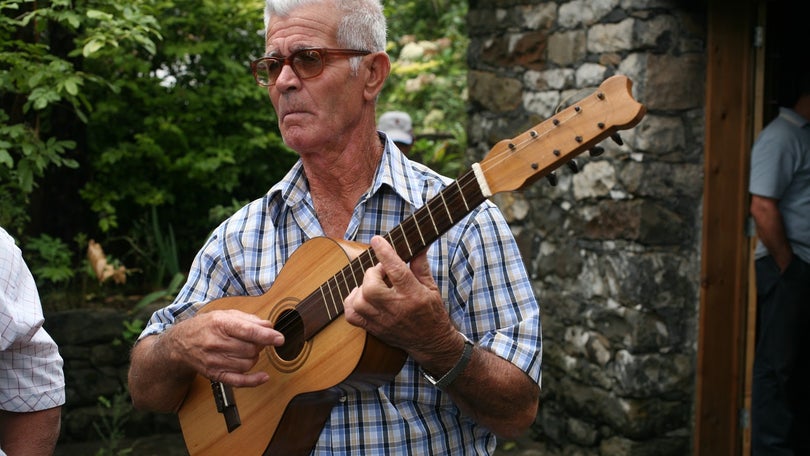 Imagem de Viola de arame da Madeira `faz-se ouvir` na aldeia de Odemira