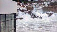 Imagem de Mau tempo nos Açores causa 11 feridos