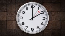 Imagem de Relógios vão atrasar uma hora
