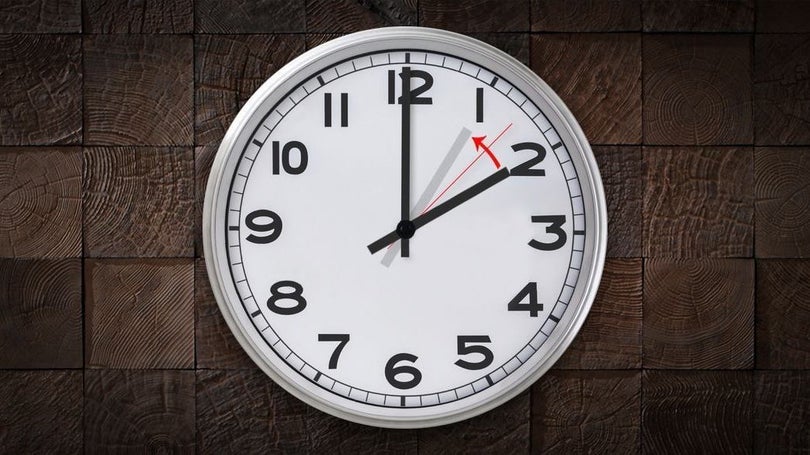 Imagem de Relógios vão atrasar uma hora