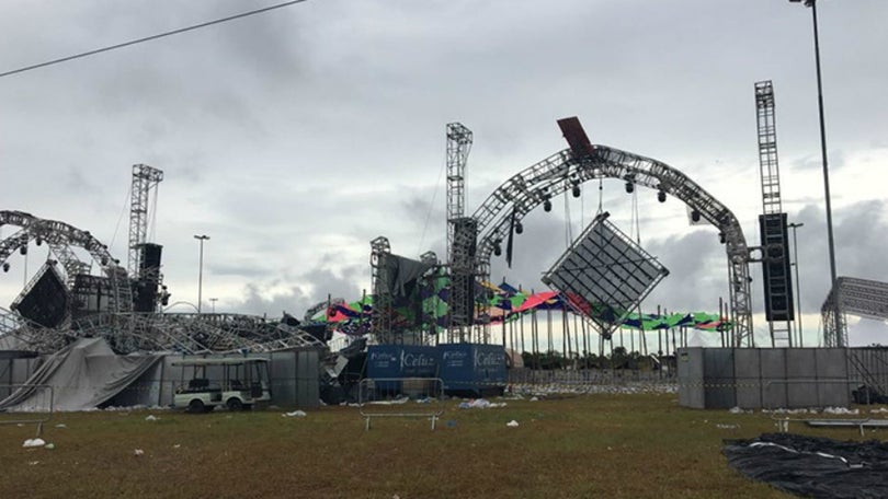 Vento provoca queda de palco e mata uma pessoa