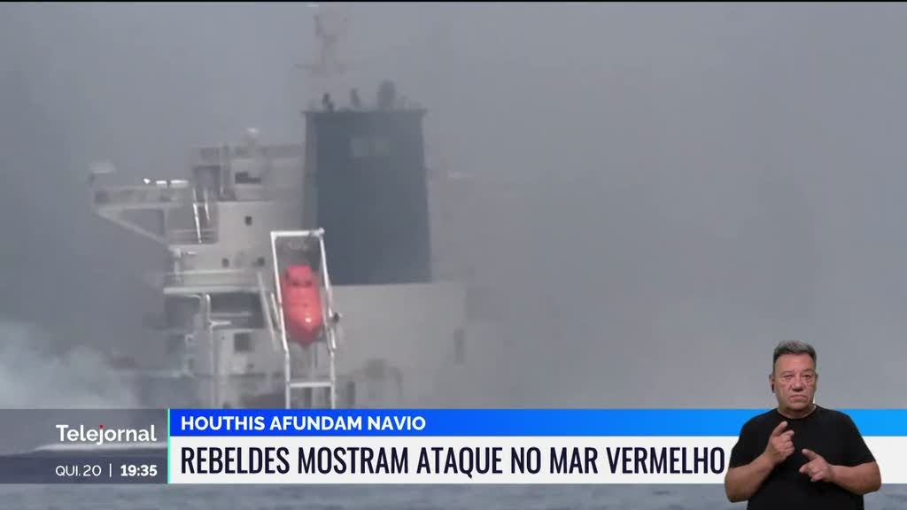 Houthis divulgam imagens de navio grego a afundar-se após ataque