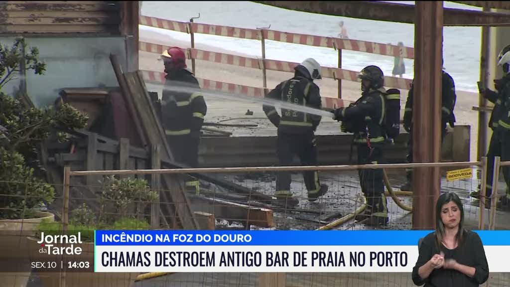 Chamas destruíram antigo bar na foz do Douro