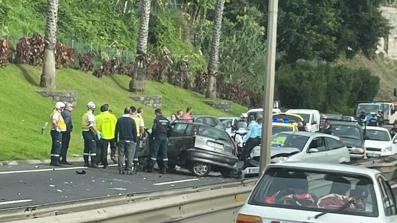 Acidente em Santo António interrompe trânsito na via rápida