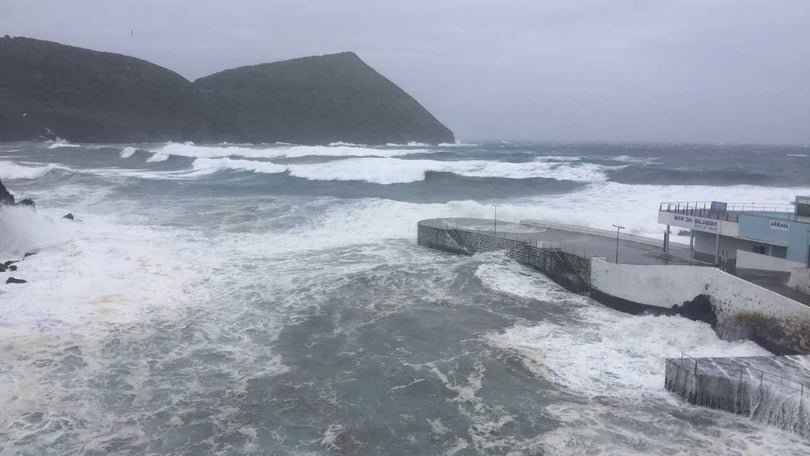 Imagem de Mau tempo fecha portos nos Açores (Vídeo)