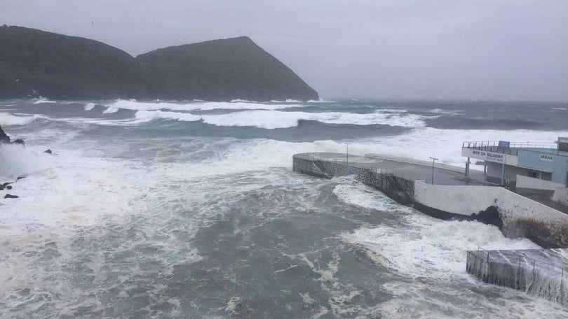 Mau tempo fecha portos nos Açores (Vídeo)