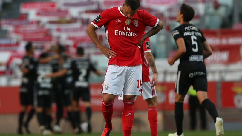 Benfica perde em casa com Santa Clara e pode ver FC Porto fugir na liderança