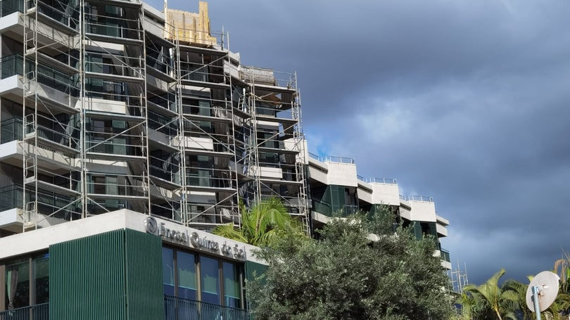 Câmara embarga obra em hotel