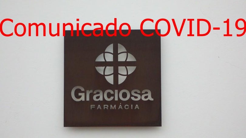 Imagem de À porta fechada