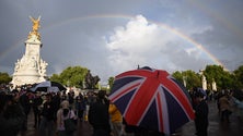 Imagem de Multidão concentrada em frente ao Palácio de Buckingham