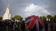 Multidão concentrada em frente ao Palácio de Buckingham