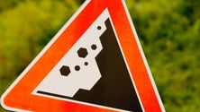 Imagem de Derrocada condiciona estrada em Santo António da Serra, Machico