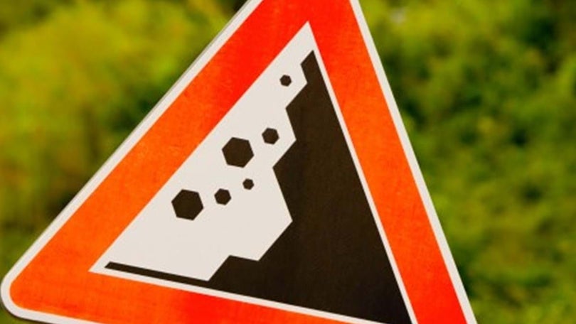 Imagem de Derrocada condiciona estrada em Santo António da Serra, Machico