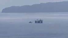 Imagem de Plataforma petrolífera gigante paira no mar da Madeira (vídeo)