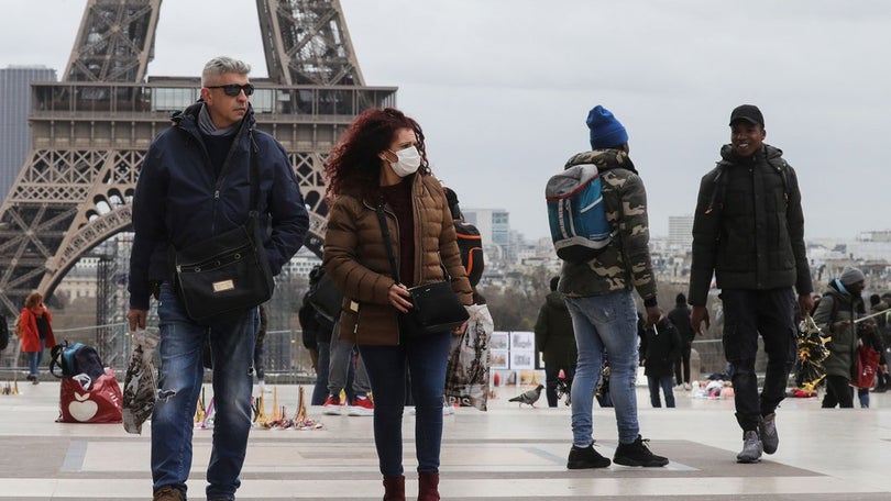 Covid-19: Mais de 6.500 casos e 39 mortos em França nas últimas 24 horas