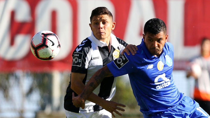 Imagem de Nacional consuma descida e FC Porto mantêm vivo o sonho do título
