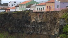 Imagem de Falésia nas Calhetas: Associação para Promoção e Proteção do Ambiente diz que obra de estabilização não vai travar a erosão
