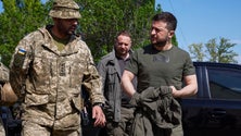 Imagem de Zelensky satisfeito por Boris Johnson continuar como PM