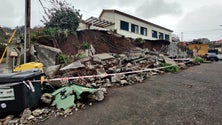 Imagem de Duas viaturas danificadas em derrocada no Caminho das Caldas