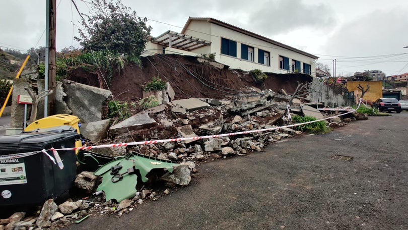 Imagem de Duas viaturas danificadas em derrocada no Caminho das Caldas