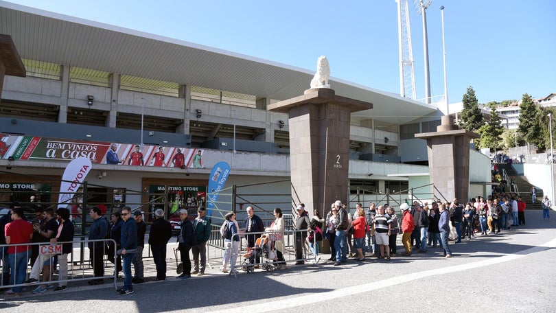 Imagem de Adeptos já fazem fila nos Barreiros