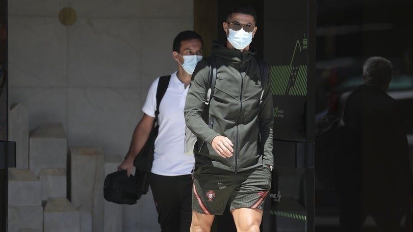 Imagem de Seleção portuguesa de futebol chega em silêncio a Lisboa
