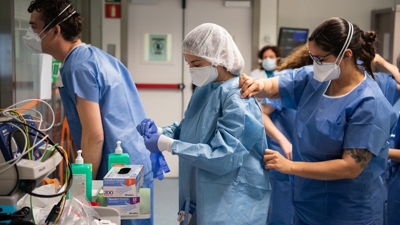 Imagem de Covid-19: Autoridades de saúde registam 3.556 profissionais de saúde infetados