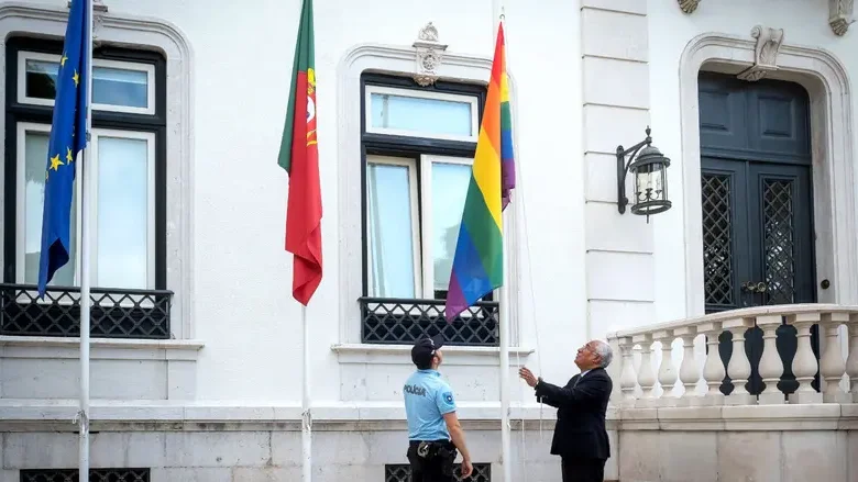 Imagem de Parlamento vai estar iluminado esta noite com cores da bandeira arco-íris pelos direitos LGBTI