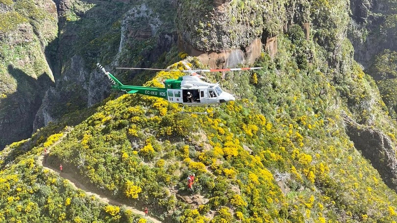 Imagem de Helicóptero resgata turista na zona do Pico do Gato