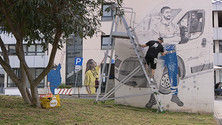 Mural presta tributo aos profissionais de saúde (vídeo)