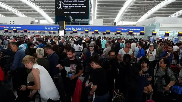 Imagem de Aeroportos britânicos alertam para atrasos em voos após falha que afetou tráfego