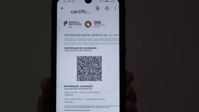 Imagem de Centenas sem máscara em protesto no Porto contra certificado digital