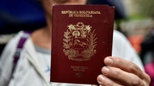 Imagem de Venezuelanos precisam trabalhar quatro meses para comprar um passaporte