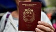 Imagem de Venezuelanos precisam trabalhar quatro meses para comprar um passaporte