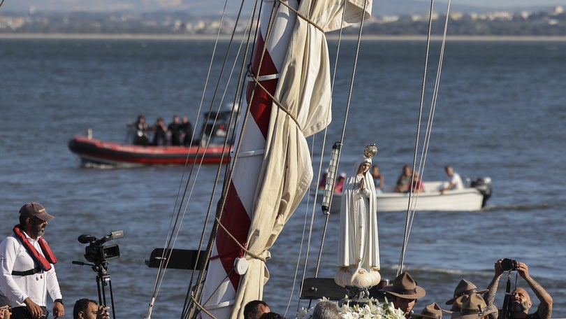 Imagem da Virgem Peregrina chegou de barco a Lisboa