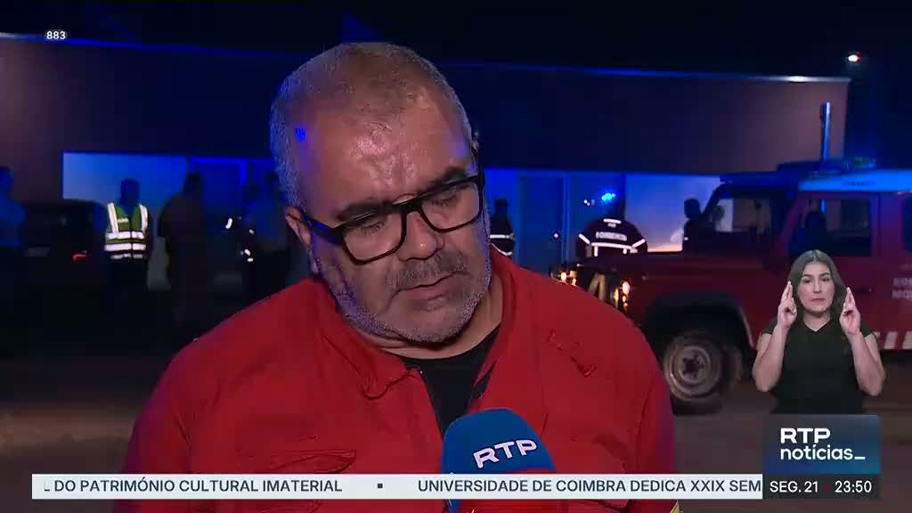 Imagem de Centenas de bombeiros combatem incêndio em Arcos de Valdevez