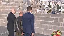 Imagem de Revolta do Porto assinalada com a deposição de uma coroa de flores na Praça da Autonomia (Vídeo)