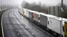 Imagem de Covid-19: Quase mil camionistas parados em Inglaterra impedidos de entrar em França