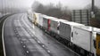 Covid-19: Quase mil camionistas parados em Inglaterra impedidos de entrar em França