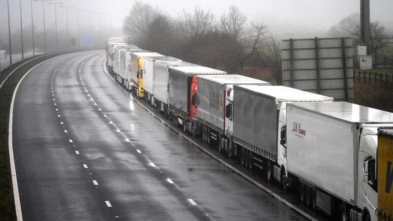 Covid-19: Quase mil camionistas parados em Inglaterra impedidos de entrar em França