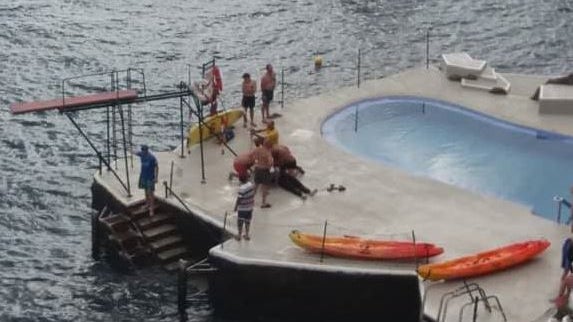 Alemão morre depois de escorregar quando saía do mar no Caniço-de-Baixo, Madeira