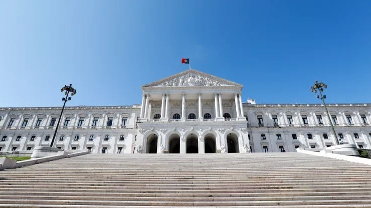 Imagem de Parlamento aprova na generalidade alargamento do luto parental