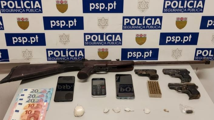 Imagem de Apanhado com droga e arma proibida